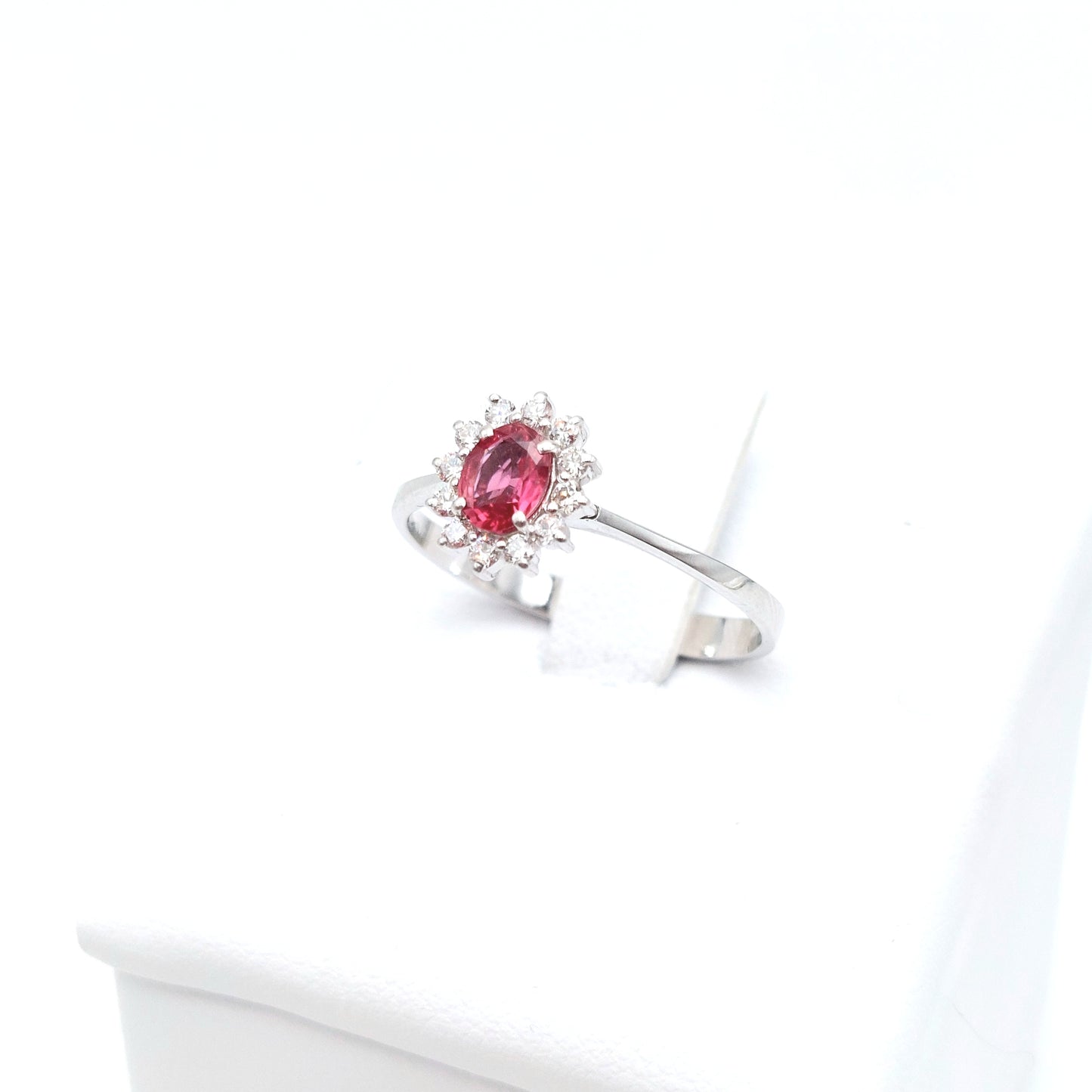 Anello modello Kate in Oro bianco 18 KT, con Rubino provenienza Birmania e Diamanti naturali.AN-BR-D039.