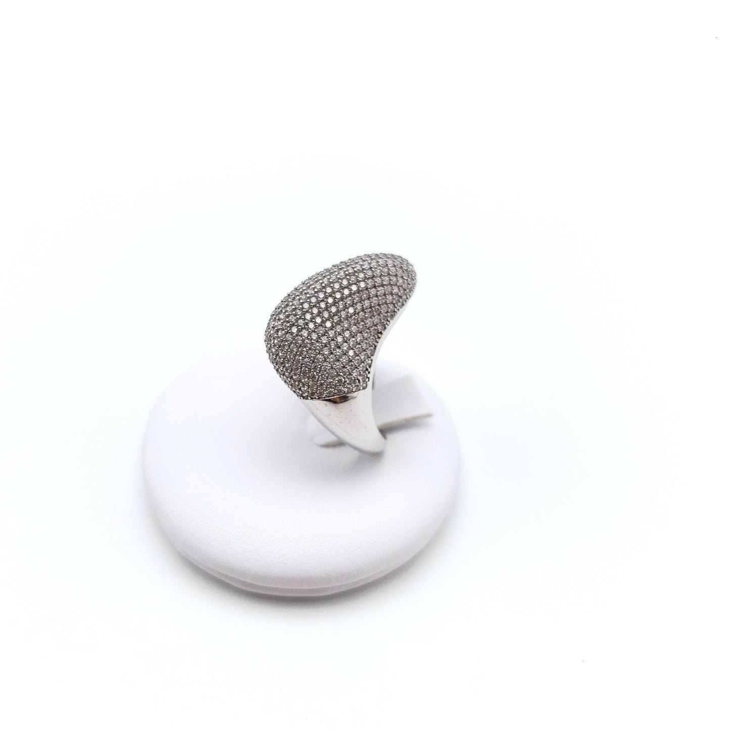 Anello in oro bianco 18 kt con pavè di zirconi. AN-ORO037.