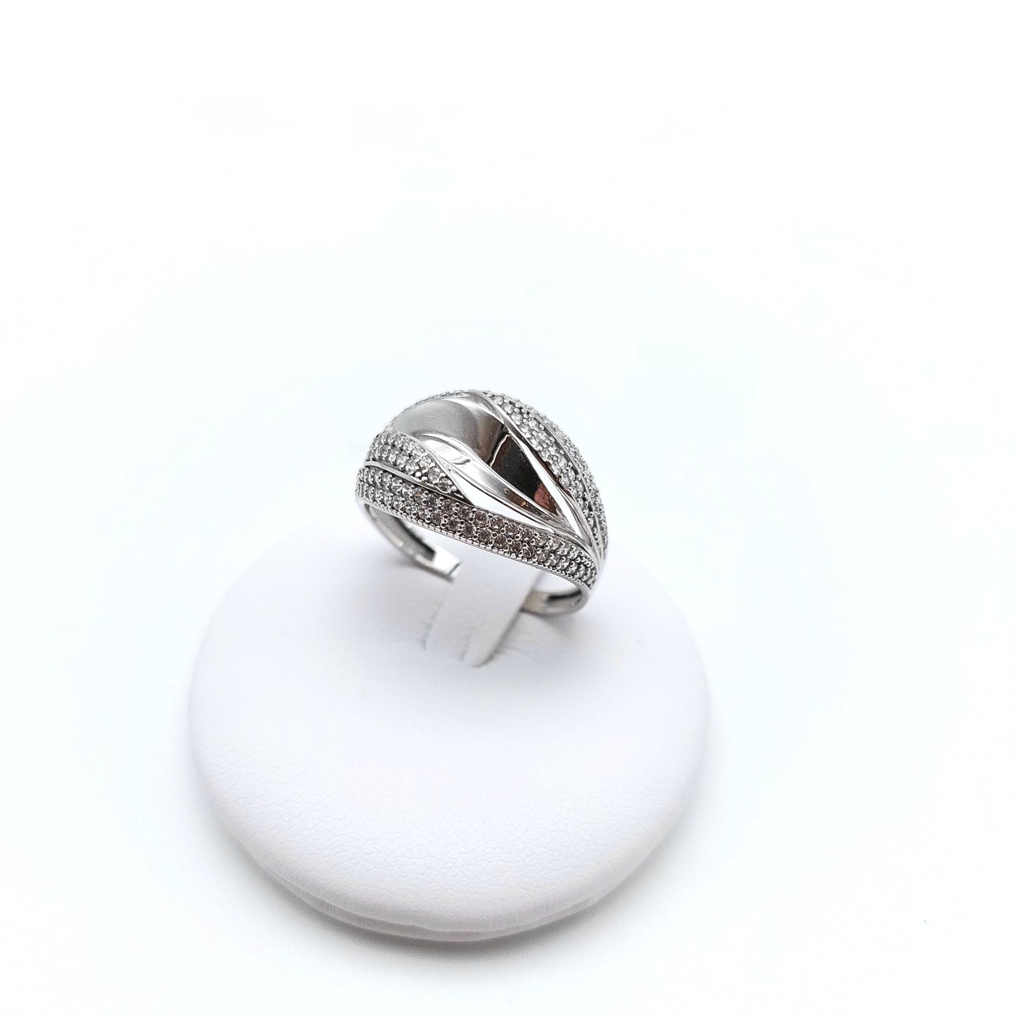 Anello in oro bianco 18 kt con zirconi. AN-ORO038.