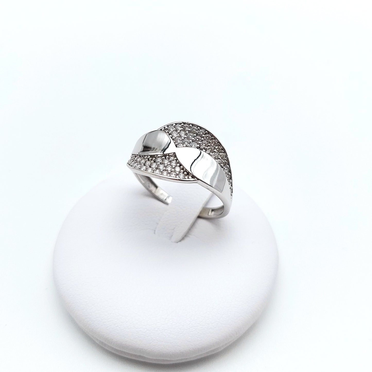 Anello in oro bianco 18 KT con zirconi. AN-ORO107.