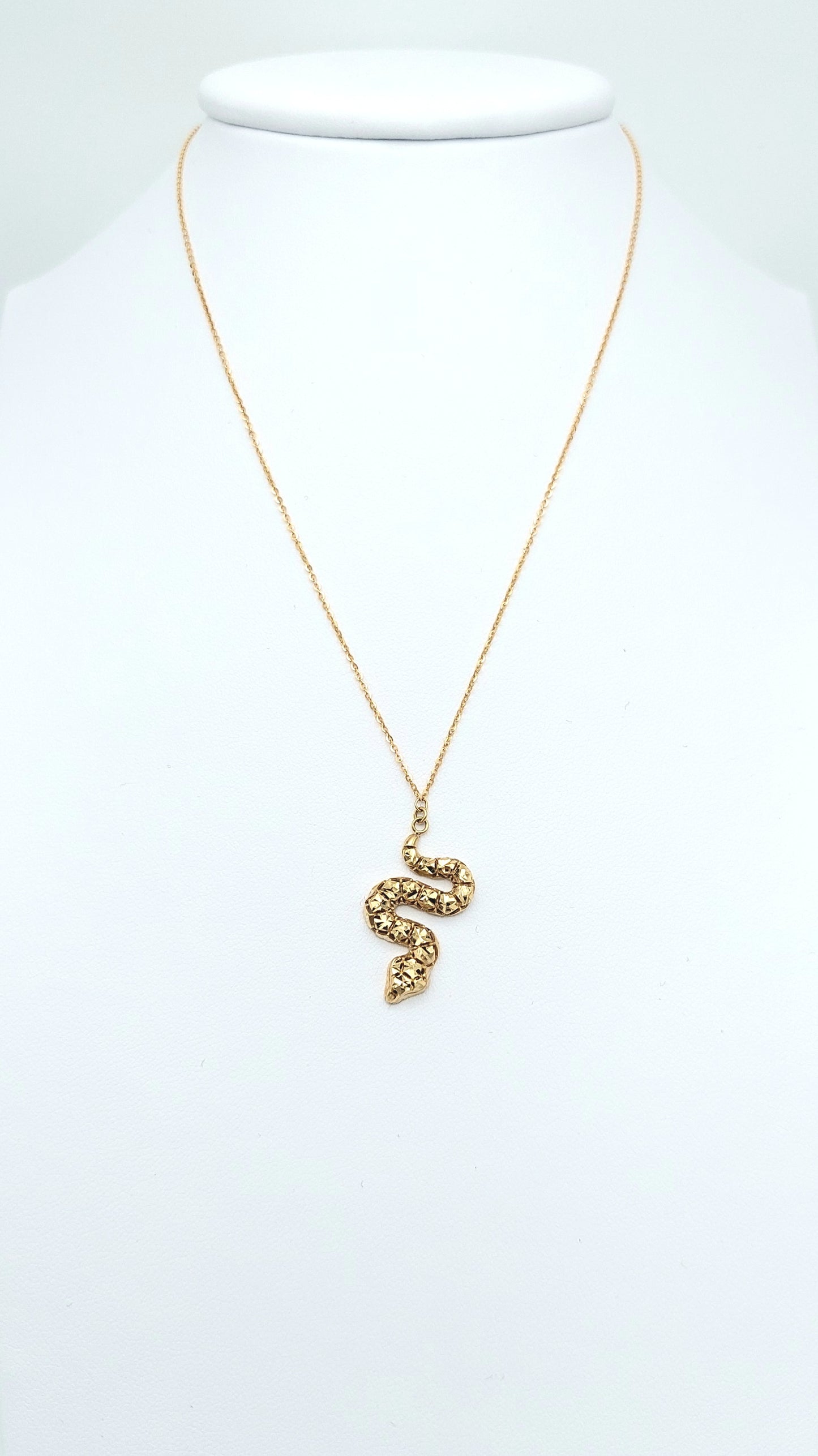 Collana in oro giallo 18 kt con serpente diamantato. COL-ORO015.