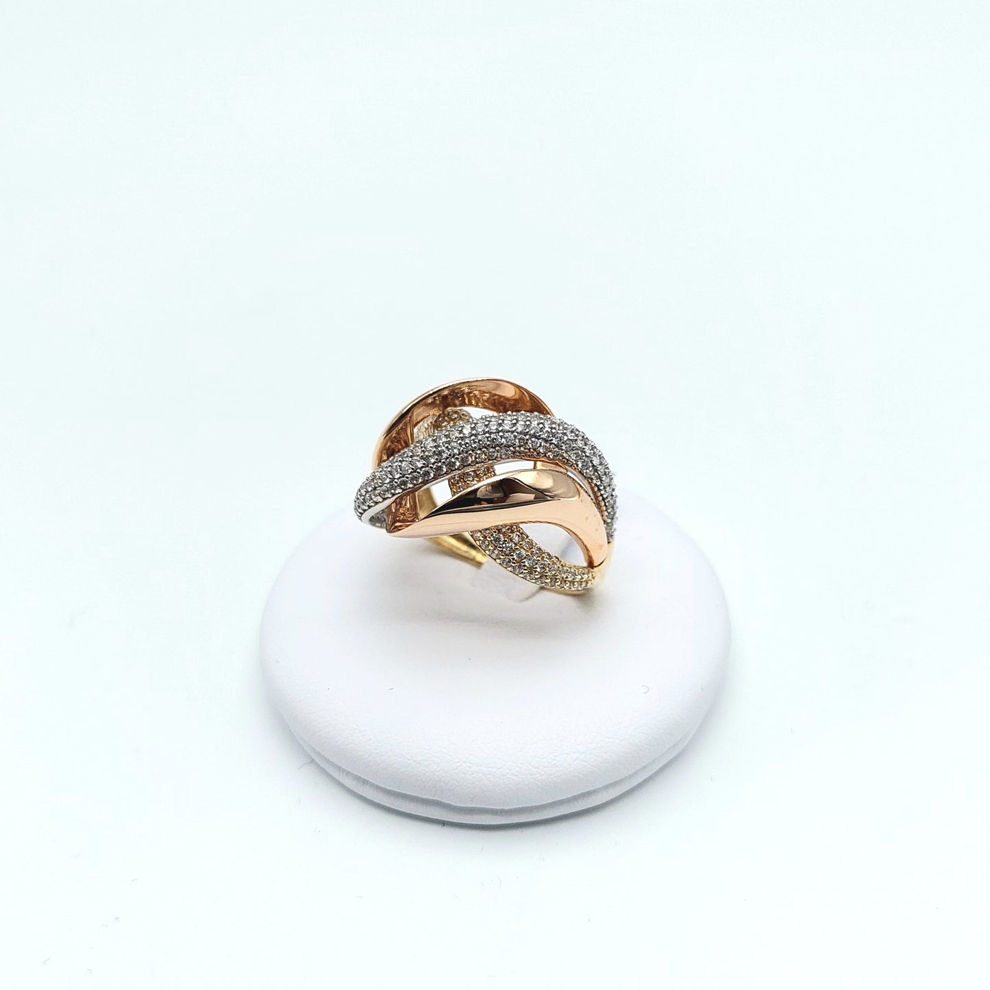 Anello intrecci in oro giallo e bianco 18 KT, con zirconi bianchi. AN-ORO028.