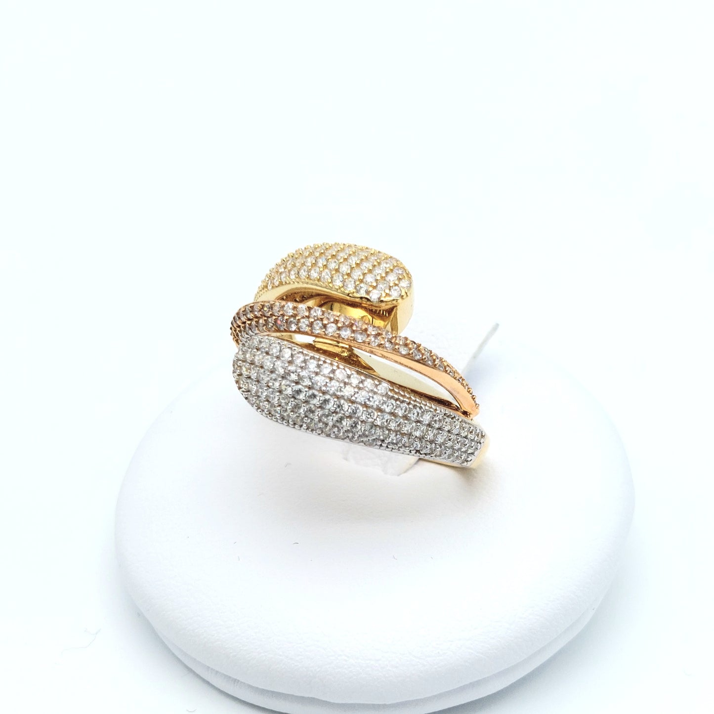 Anello in oro 3 colori con zirconi in 18 kt. AN-ORO002