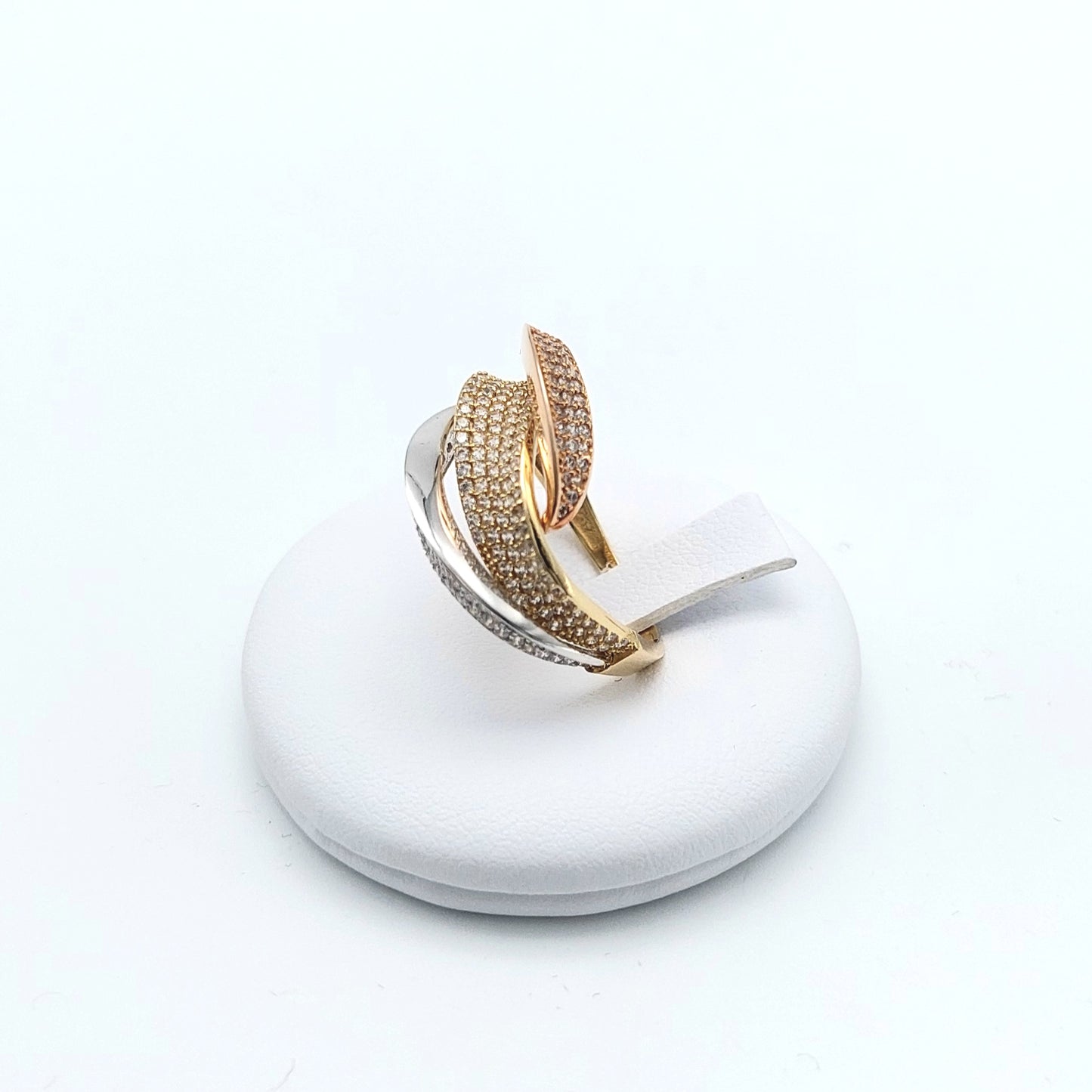 Anello in oro 18 kt 3 colori con zirconi bianchi. AN-ORO013.