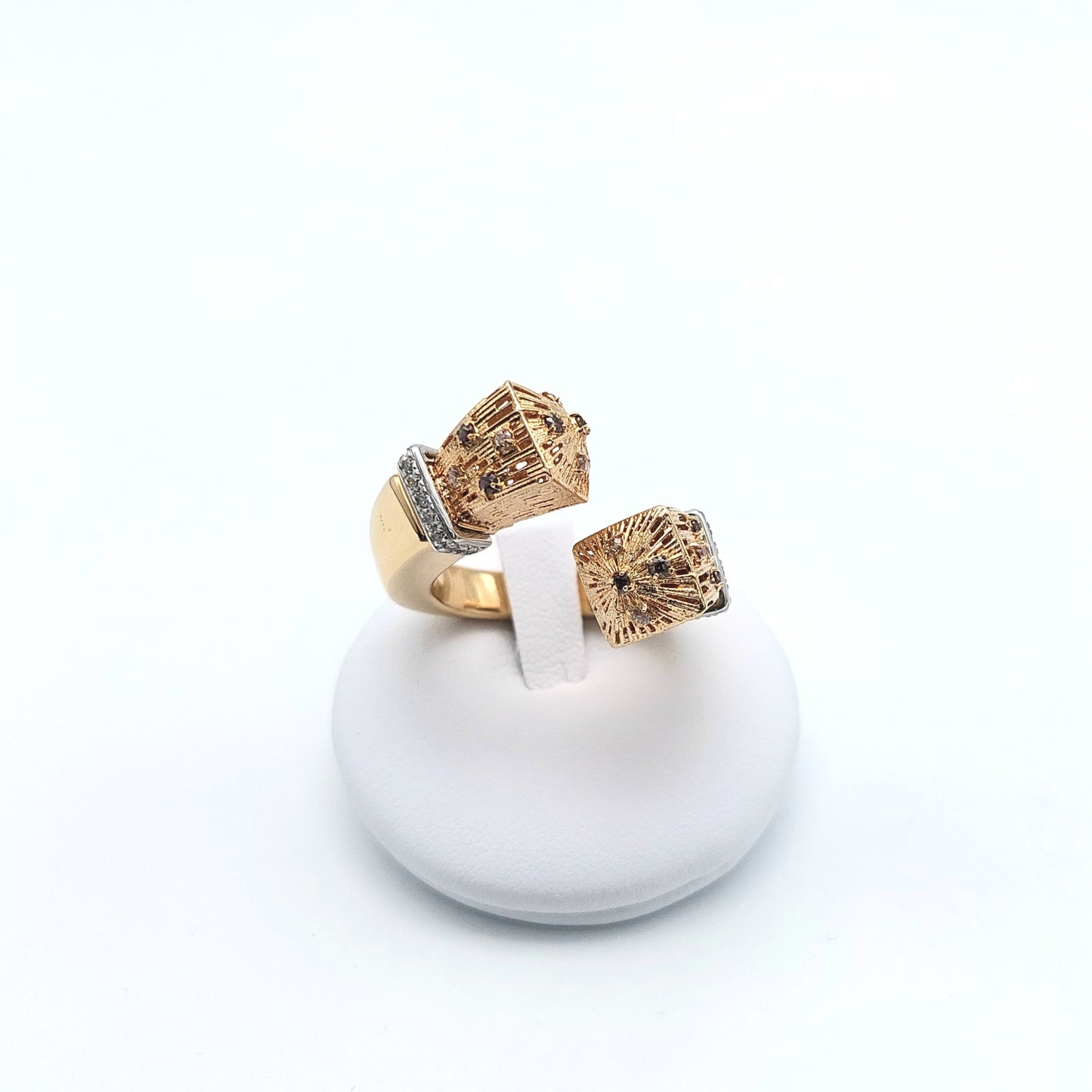 Anello in oro 18 KT. AN-ORO014. Anello in elettroformatura con terminali in elettromicrofusione e zirconi.