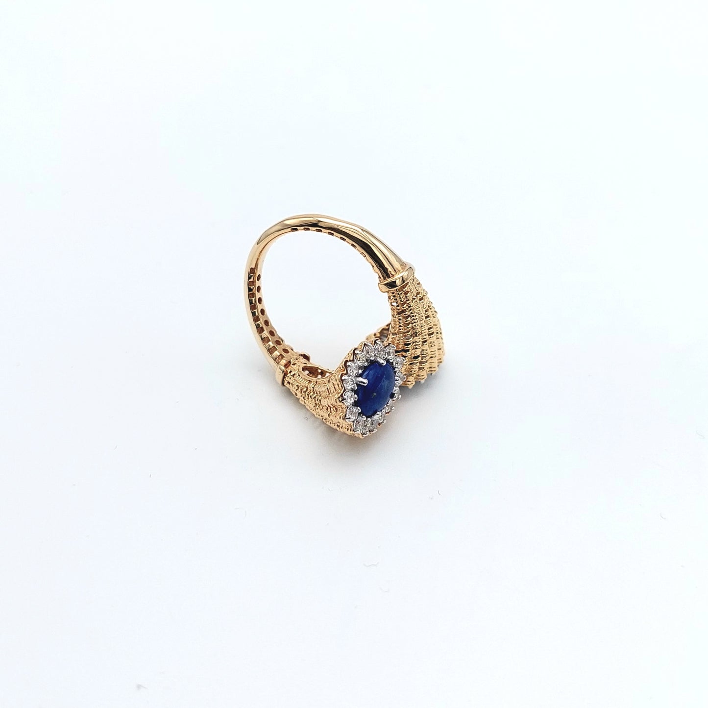 Anello in oro giallo 18 kt. AN-ORO017.Anello in elettromicrofusione con pasta di lapis e zirconi.