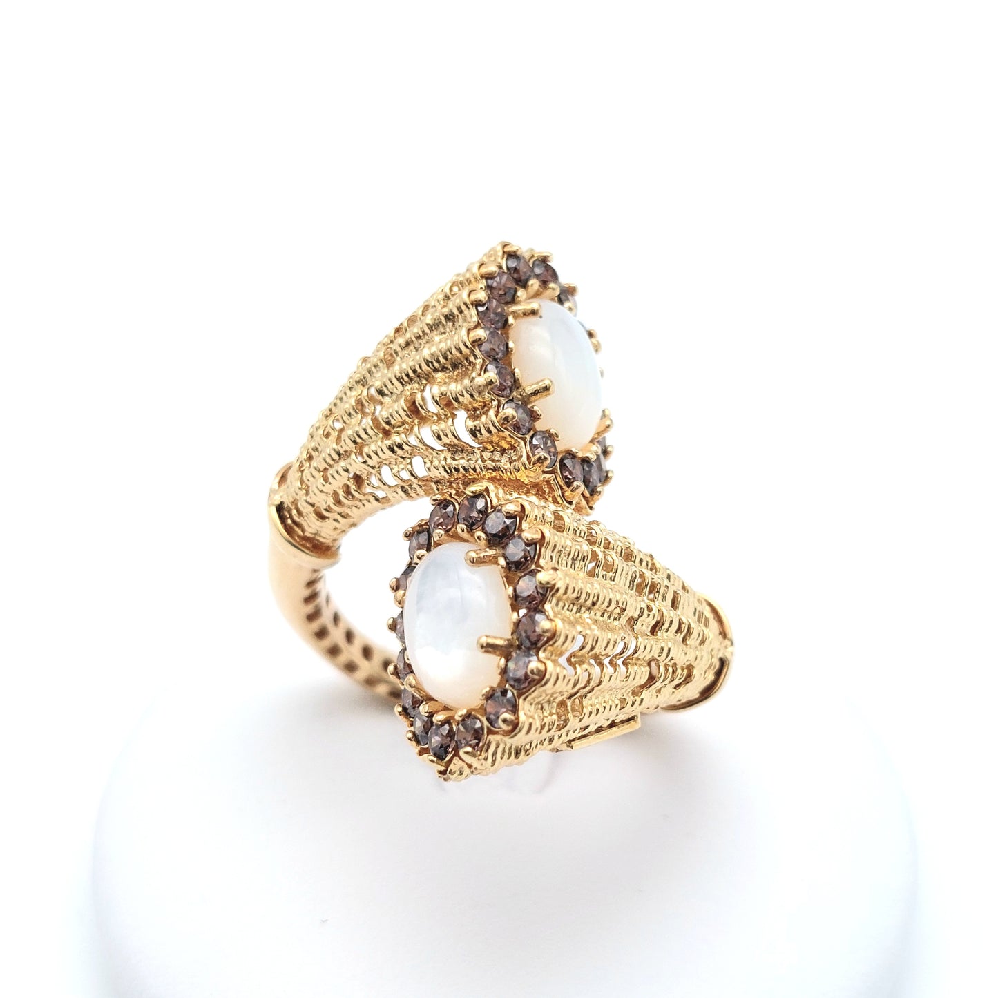 Anello in oro giallo 18 KT. AN-ORO018. Anello in elettromicrofusione con madreperla e zirconi brown.