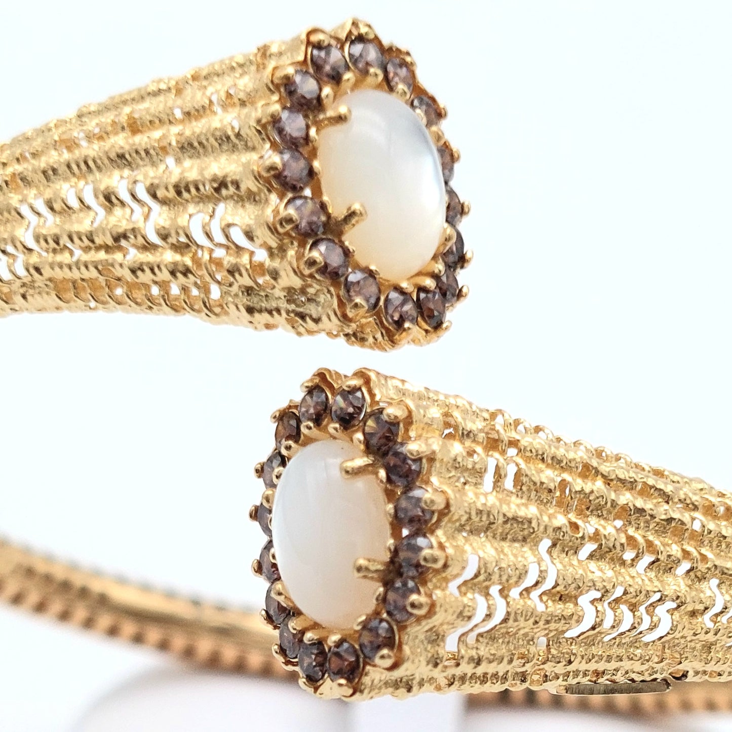 Bracciale Rigido da Donna , con Madreperla e zirconi Brown in Oro Giallo 18 kt. BR-D-ORO013.