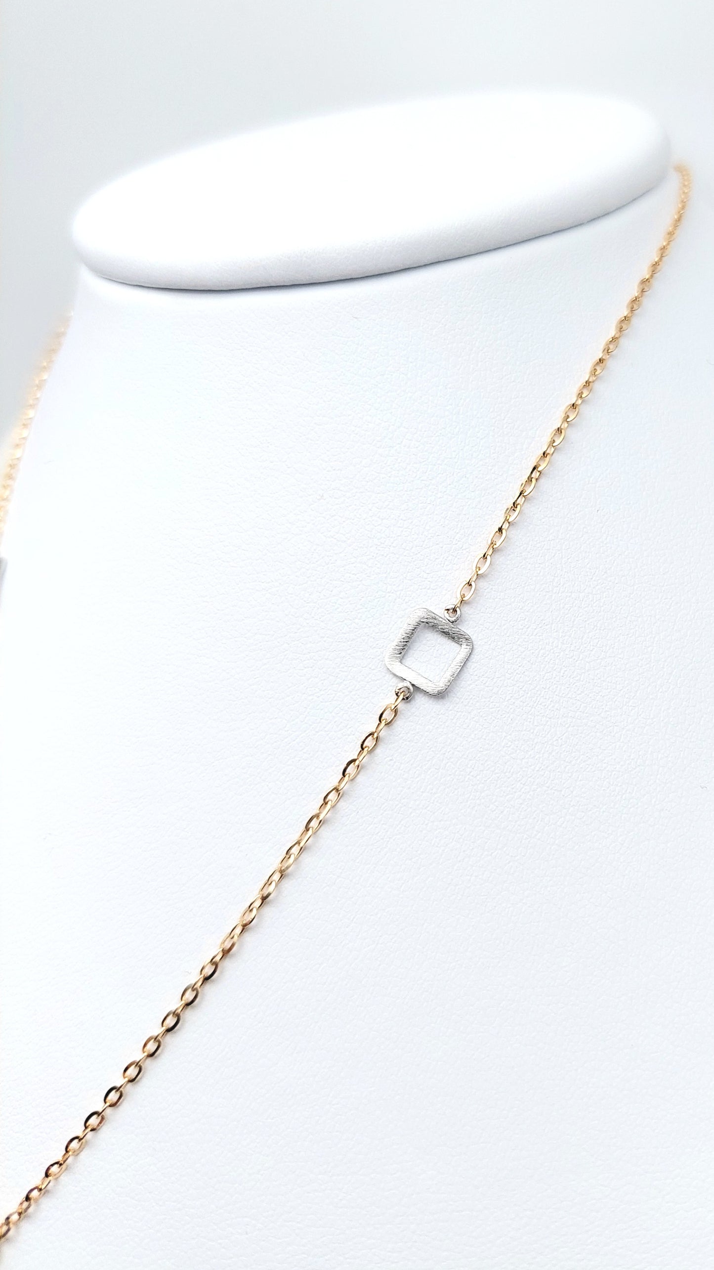 Collana a catena con elementi in oro giallo e bianco 18 KT. COL-D-ORO004.