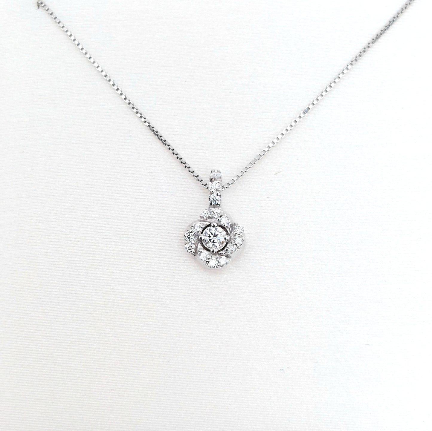 Collana con pendente in oro 18 kt con brillanti. COLBR009.