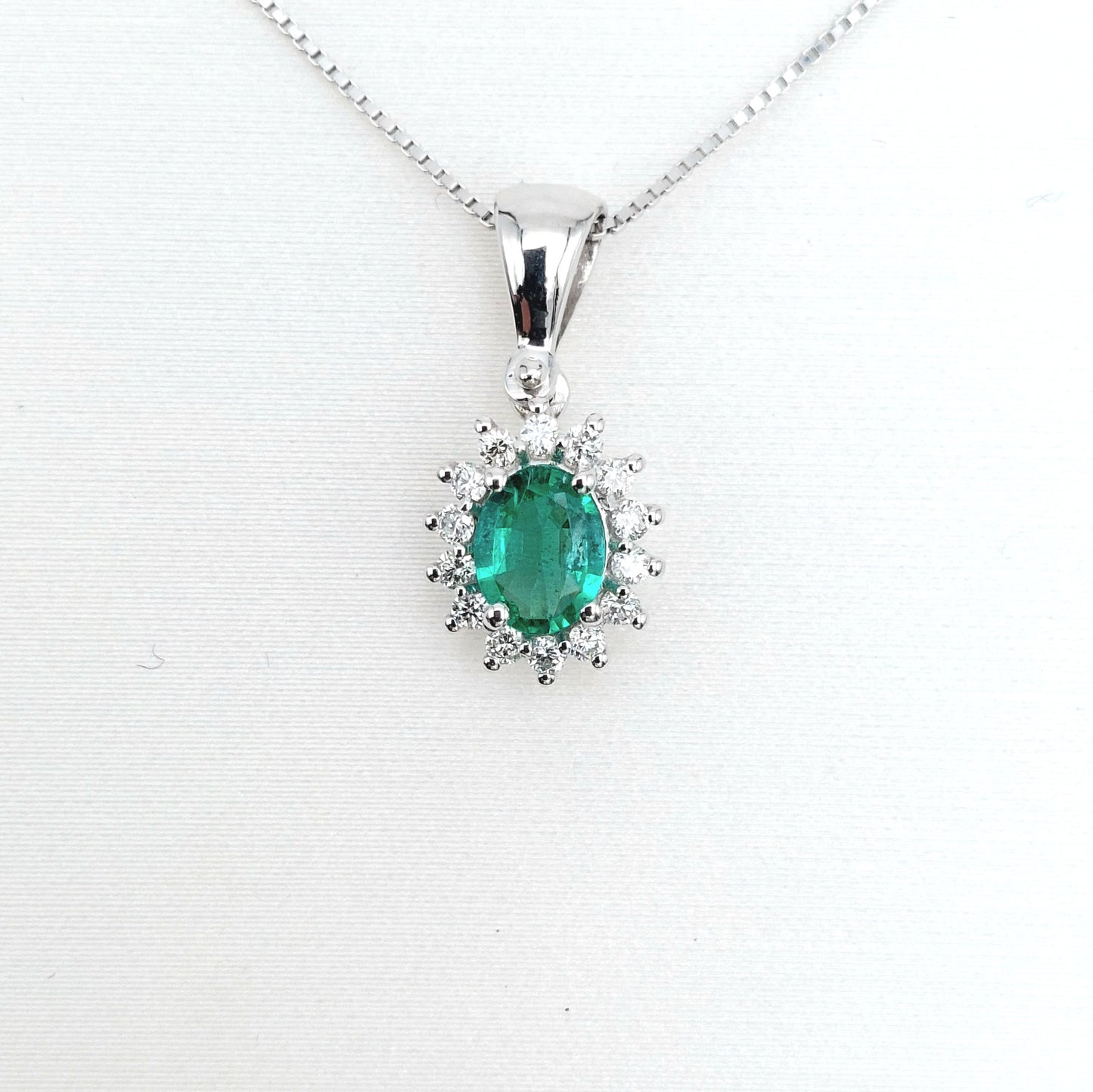 Collana con pendente in oro 18 kt con smeraldo e brillanti. COLBR016.