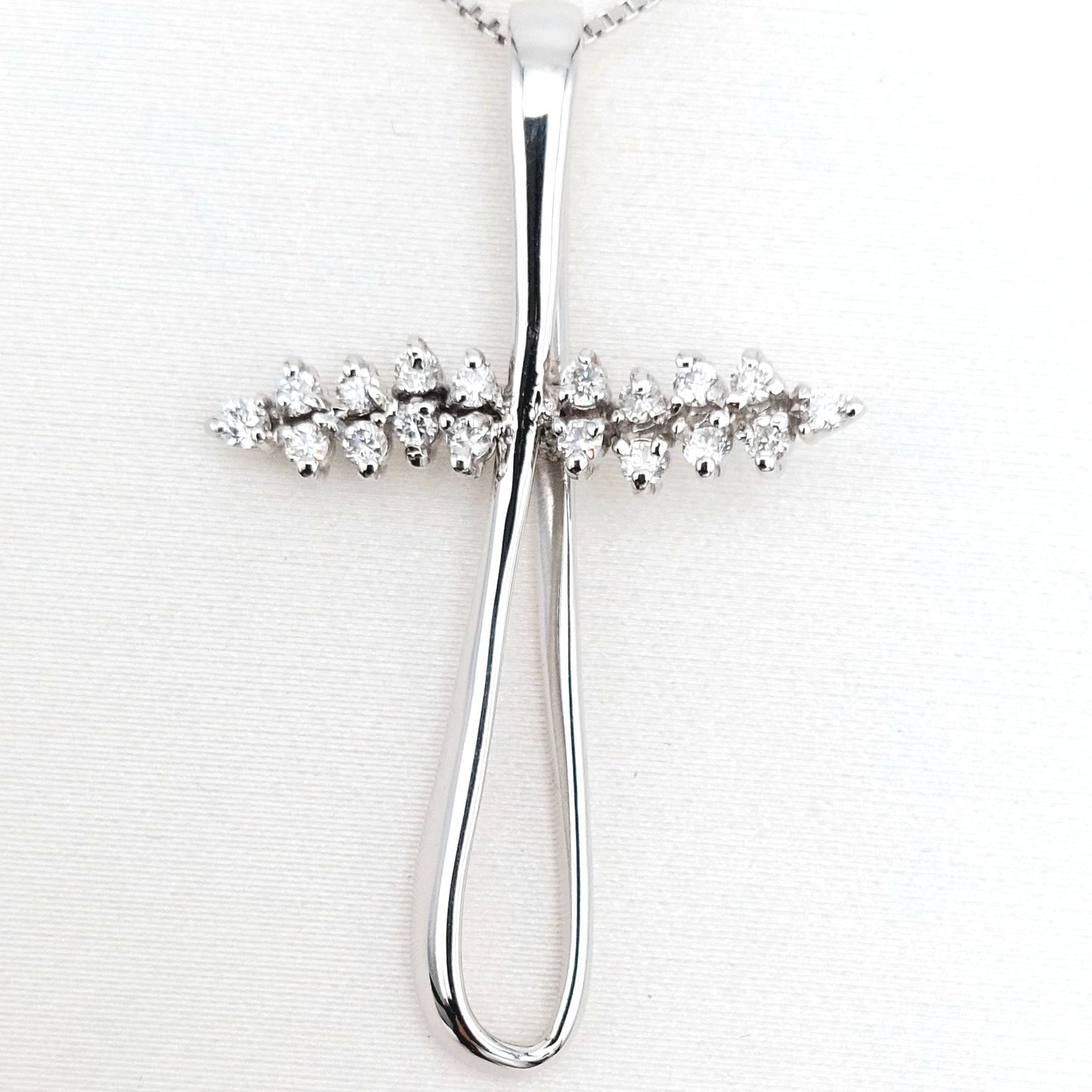 Collana con croce in oro 18 kt con Diamanti naturali. COLBR017.