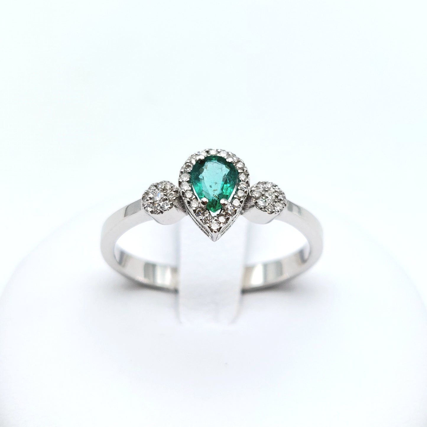 Anello in oro bianco 18kt con smeraldo e brillanti. AN-BR-D002.