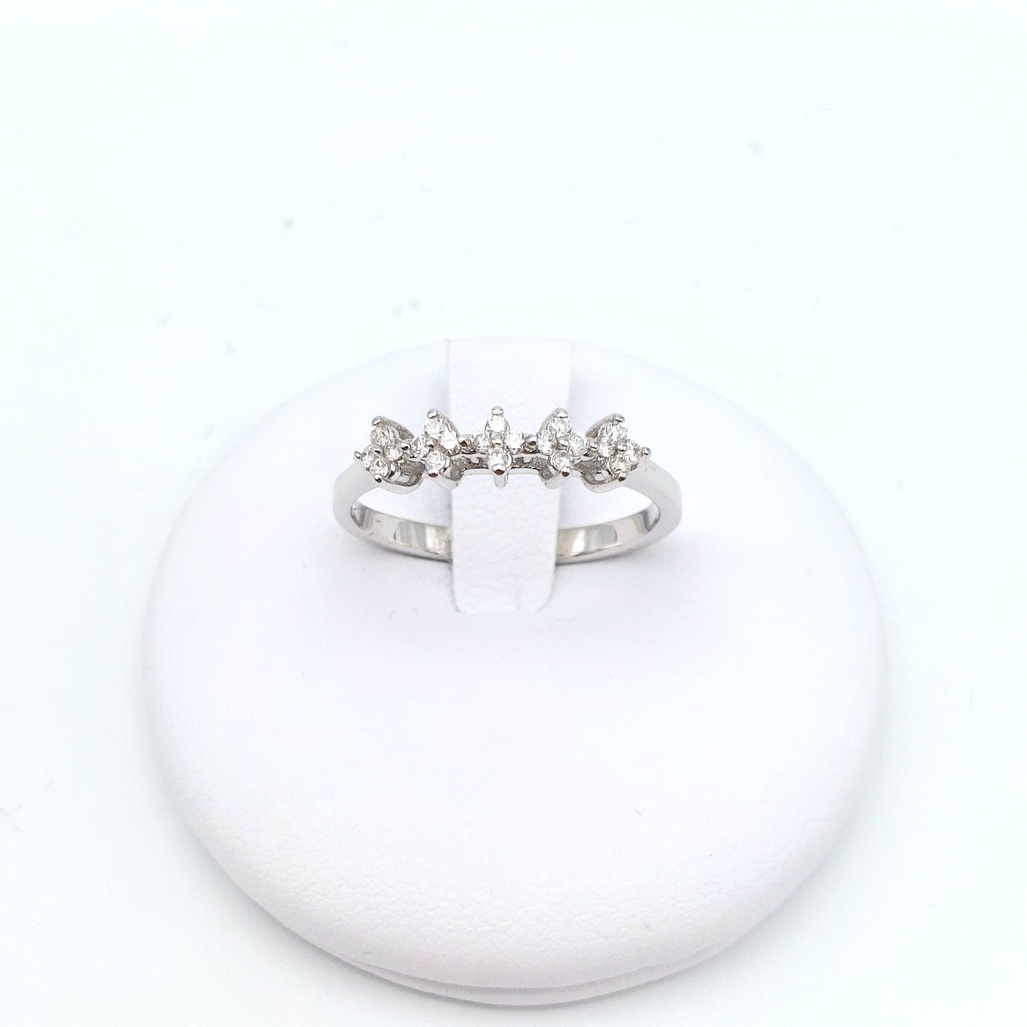 Anello in oro bianco 18 KT con brillanti. AN-BR-D004.