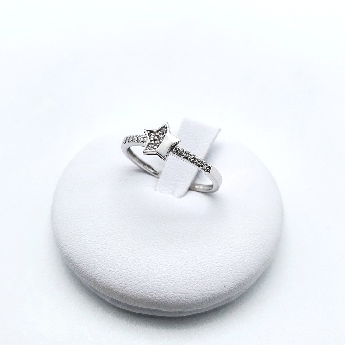 Anello stella con zirconi in oro bianco 18 KT. AN-ORO055.