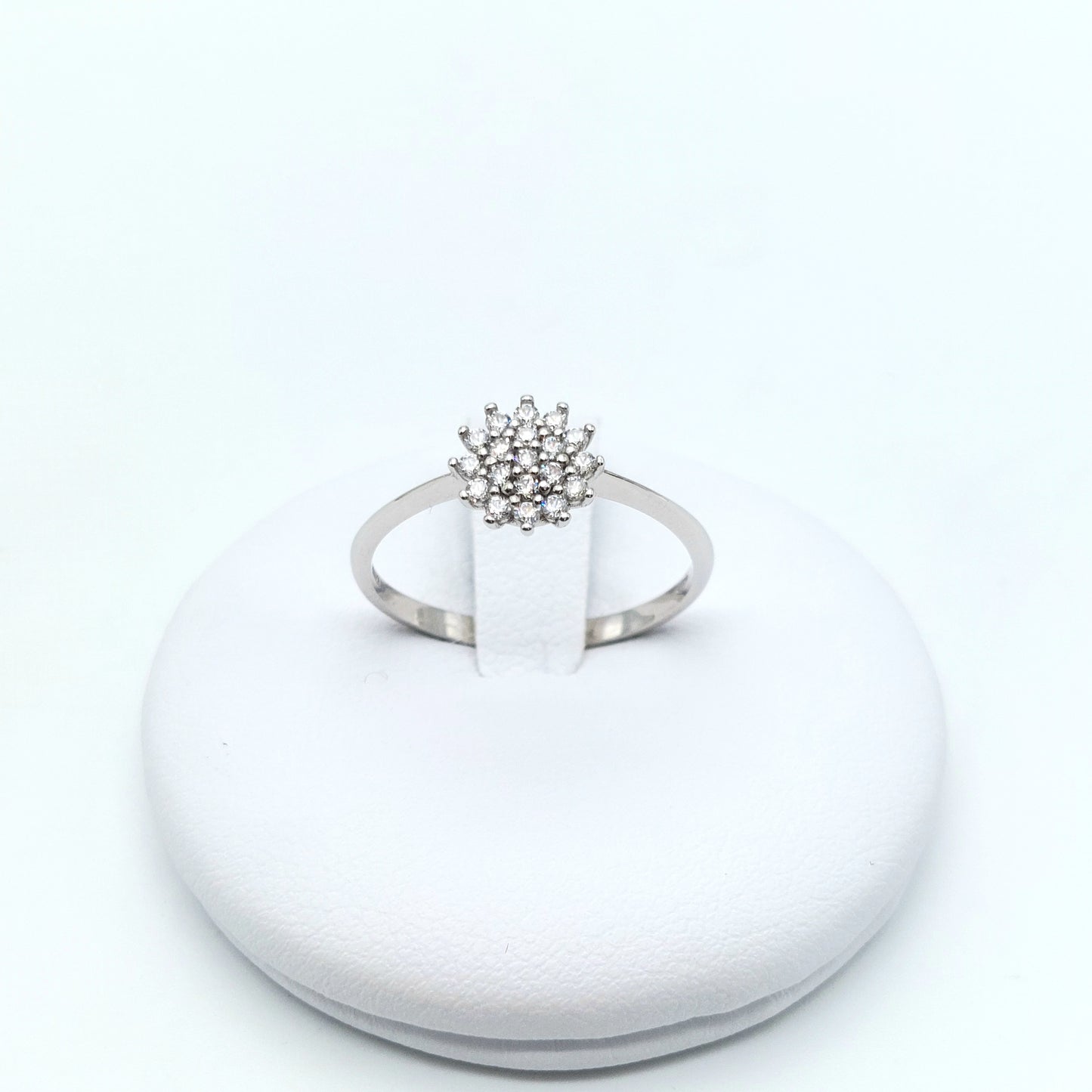 Anello toppa con zirconi in oro bianco 18 kt. AN-ORO056.