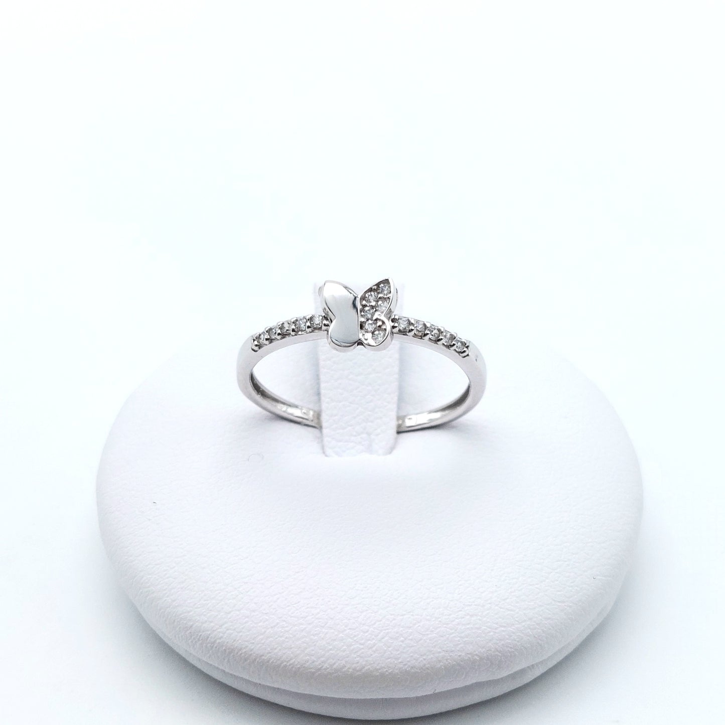 Anello farfalla con zirconi in oro bianco 18 kt . AN -ORO054.