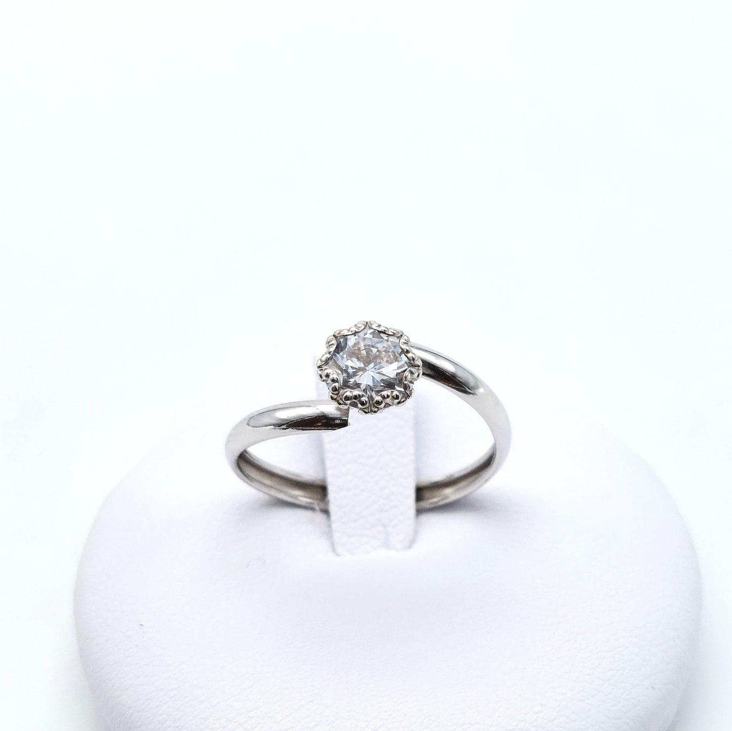 Anello solitario in oro bianco. AN-ORO053.