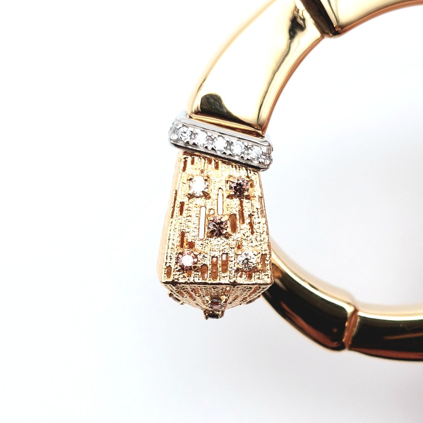 Ciondolo in oro giallo e bianco 18 kt con zirconi bianchi e champagne. CIO-ORO002.