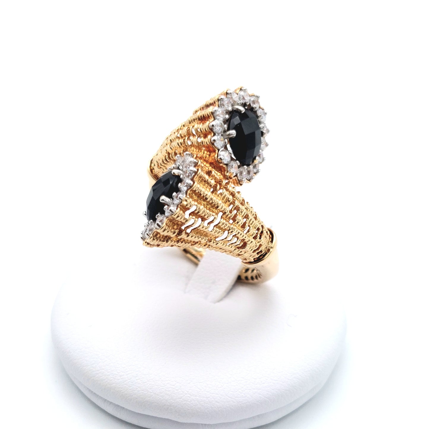 Anello da Donna con pietra nera idrotermale e zirconi bianchi in oro giallo 18 kt. AN-ORO057.