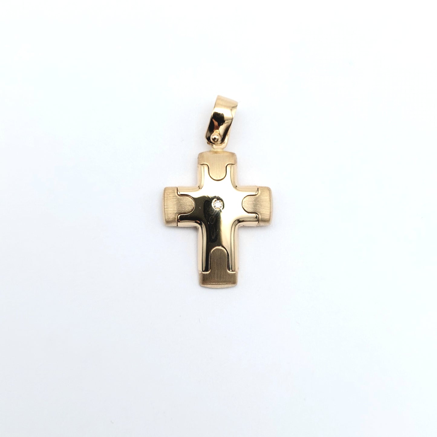 Croce scatolata in oro giallo 18 kt con diamantino. CR-ORO022.