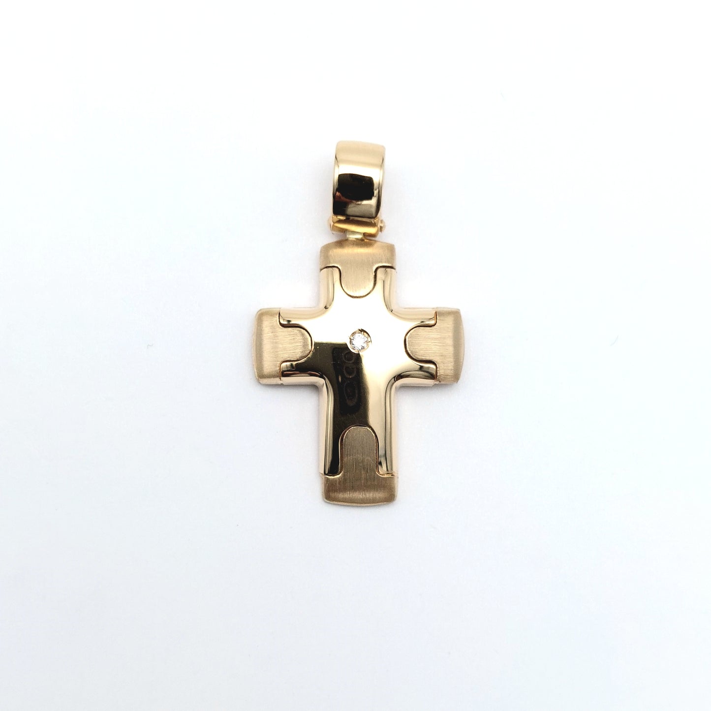 Croce scatolata in oro giallo 18 kt con diamantino. CR-ORO018.