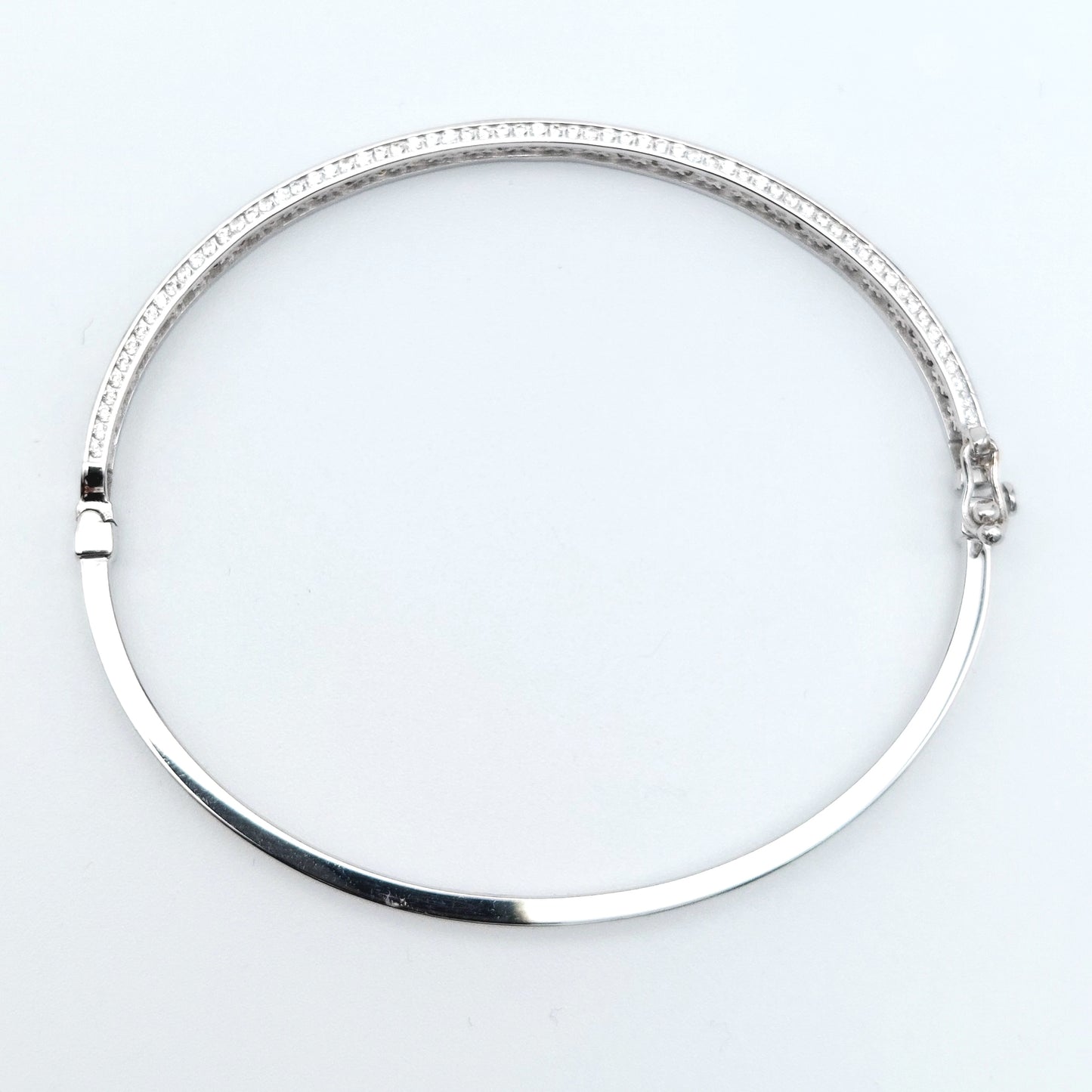 Bracciale rigido da donna in oro bianco 18 kt con zirconi bianchi.BR-D-ORO019.