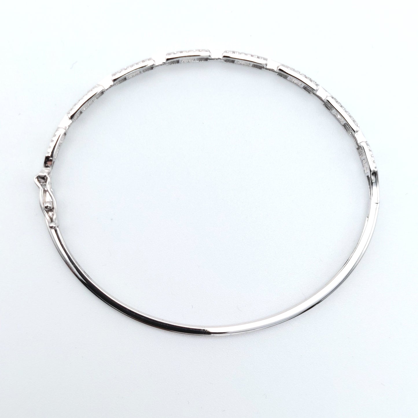 Bracciale rigido da donna in oro bianco 18 kt con zirconi bianchi. BR-D-ORO020.