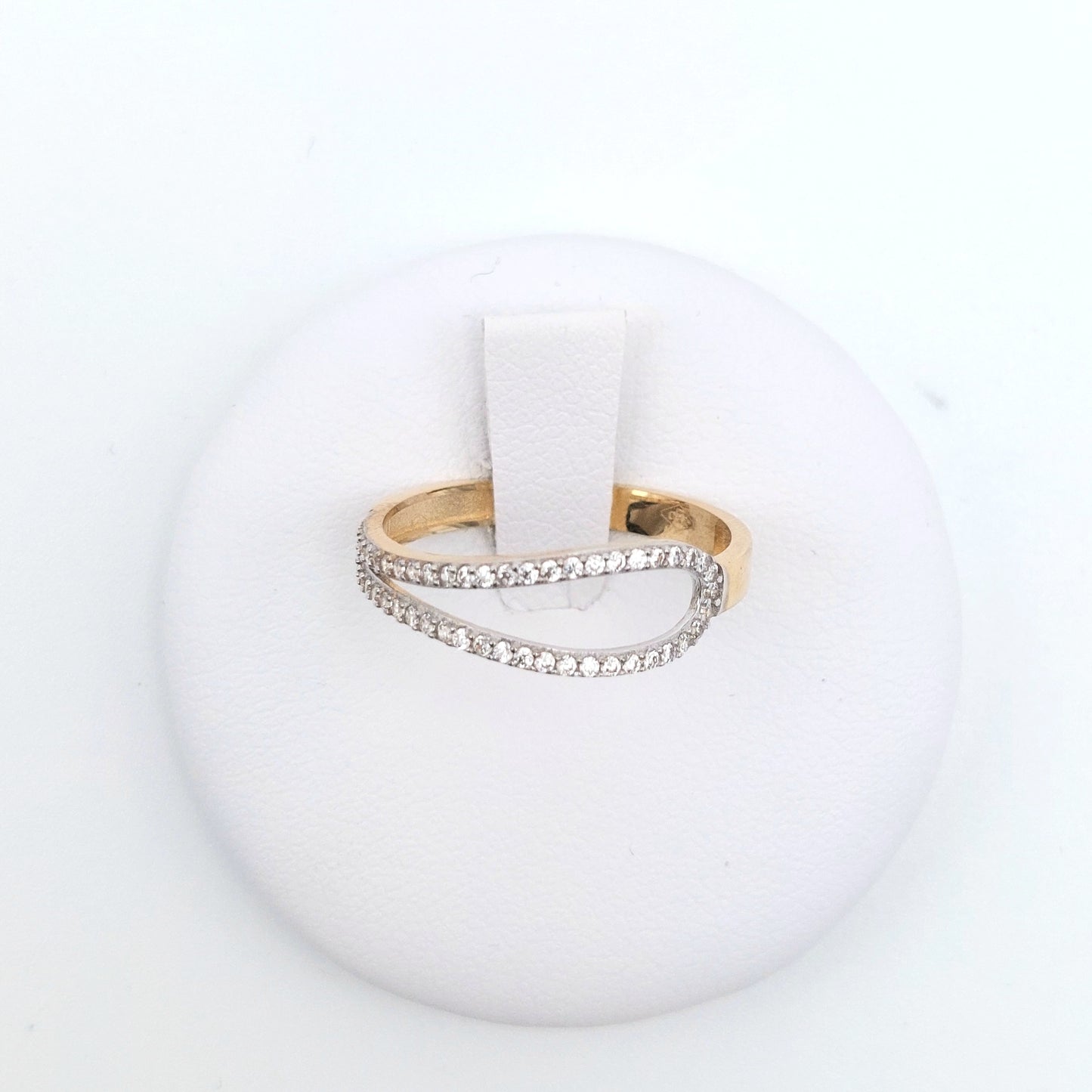 Anello da donna in oro giallo 18 kt con zirconi bianchi. AN-ORO068.