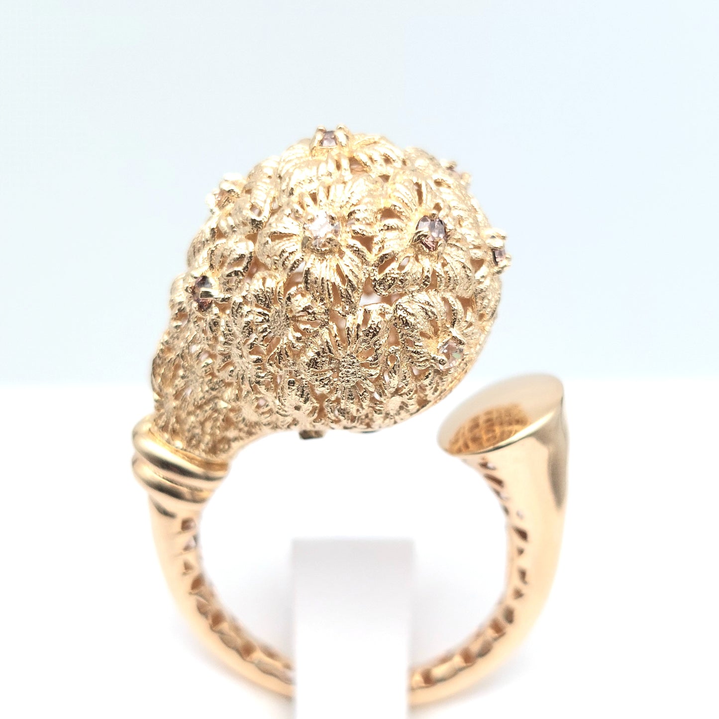 Anello da donna in oro giallo 18 KT ,con zirconi bianchi e brown. AN-ORO076.
