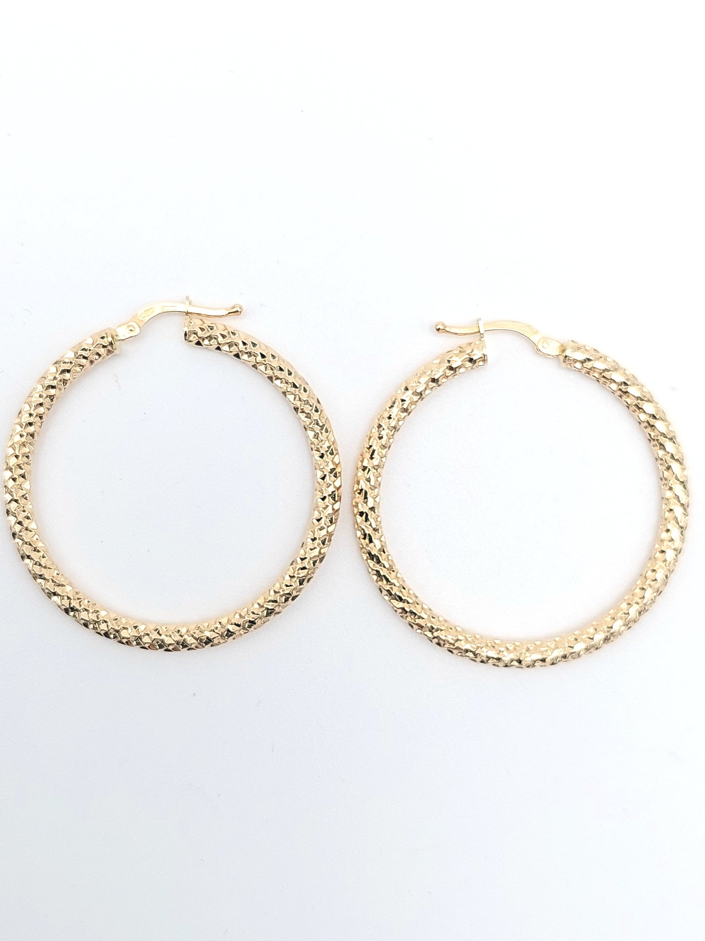 Orecchini a cerchio diamantati in oro giallo 18 KT. OR-ORO020.