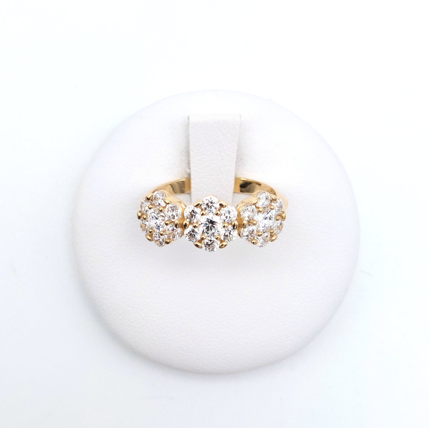 Anello in oro giallo 18 KT con zirconi bianchi. AN-ORO081.