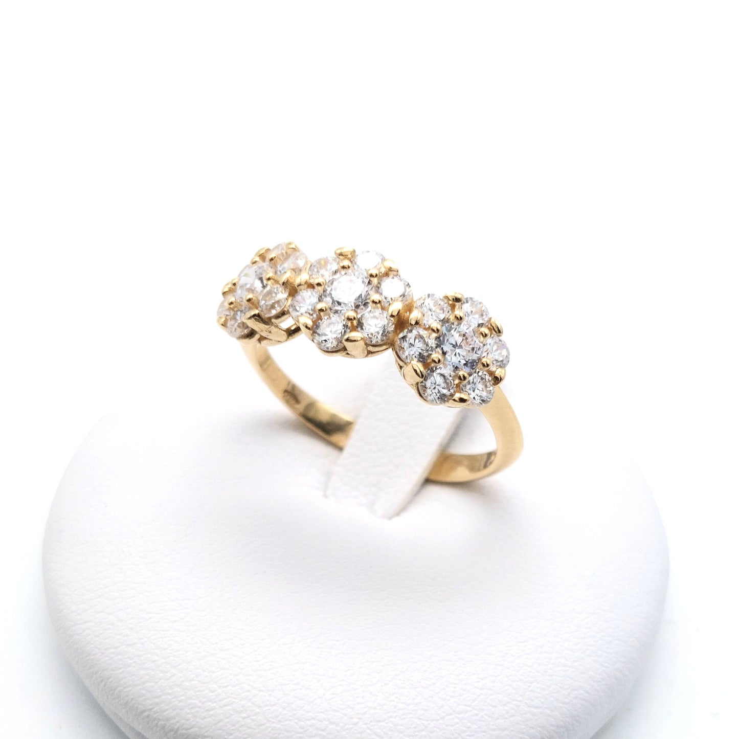 Anello in oro giallo 18 KT con zirconi bianchi. AN-ORO081.