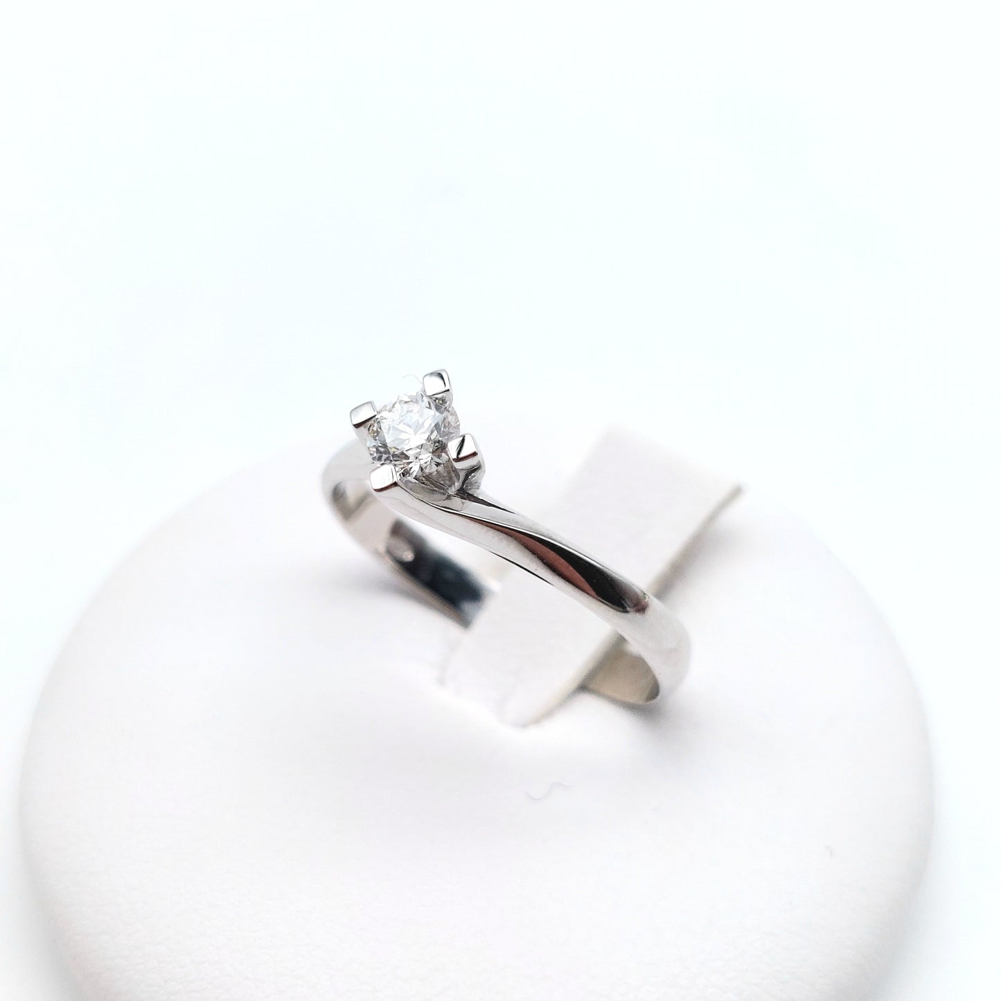 Anello solitario modello Valentino in oro bianco 18 KT con  brillante naturale da carati 0,25.AN-BR-D013.