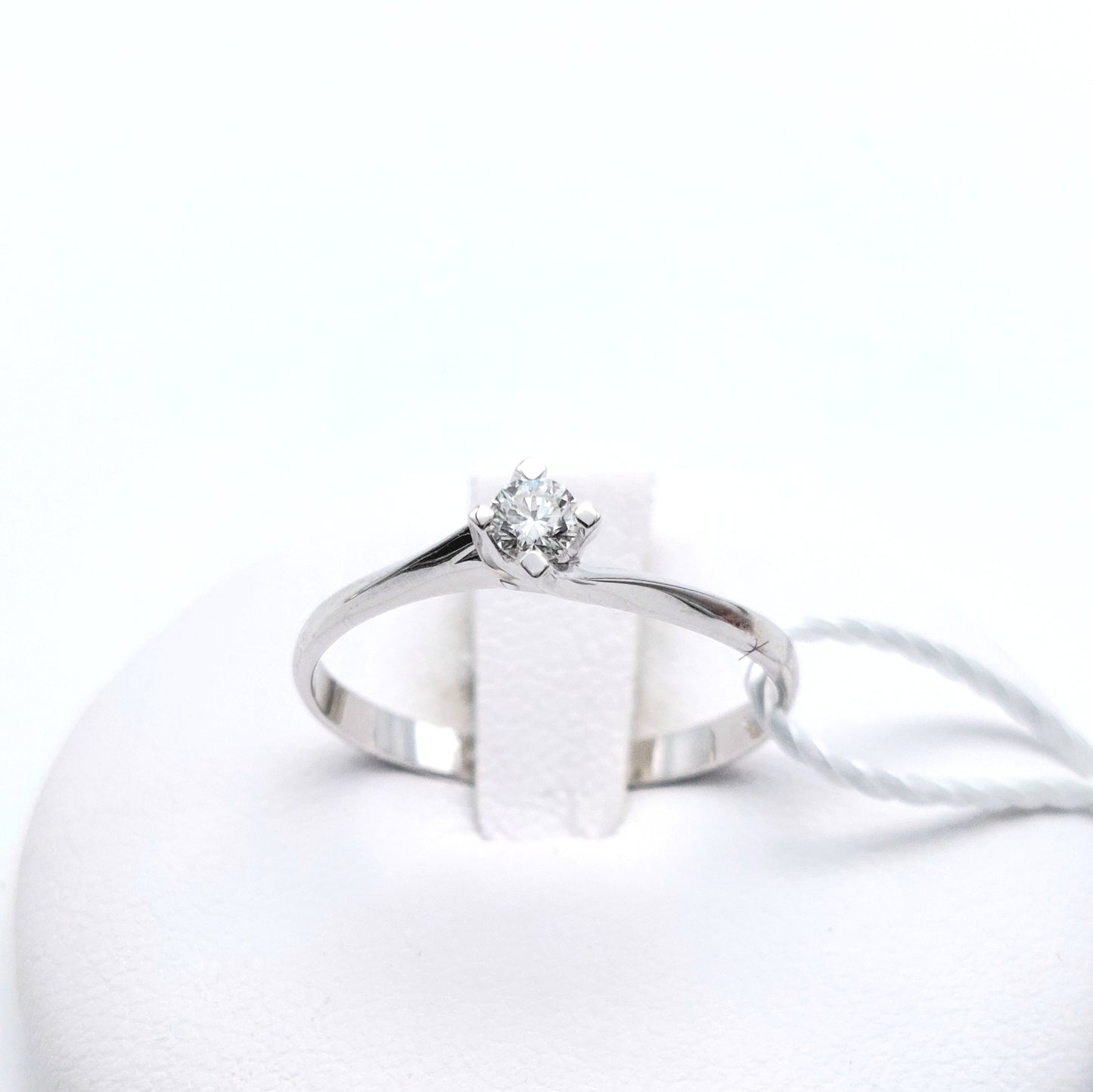 Anello solitario modello Valentino in oro bianco 18 KT con brillante naturale da carati 0,11. AN-BR-D014.