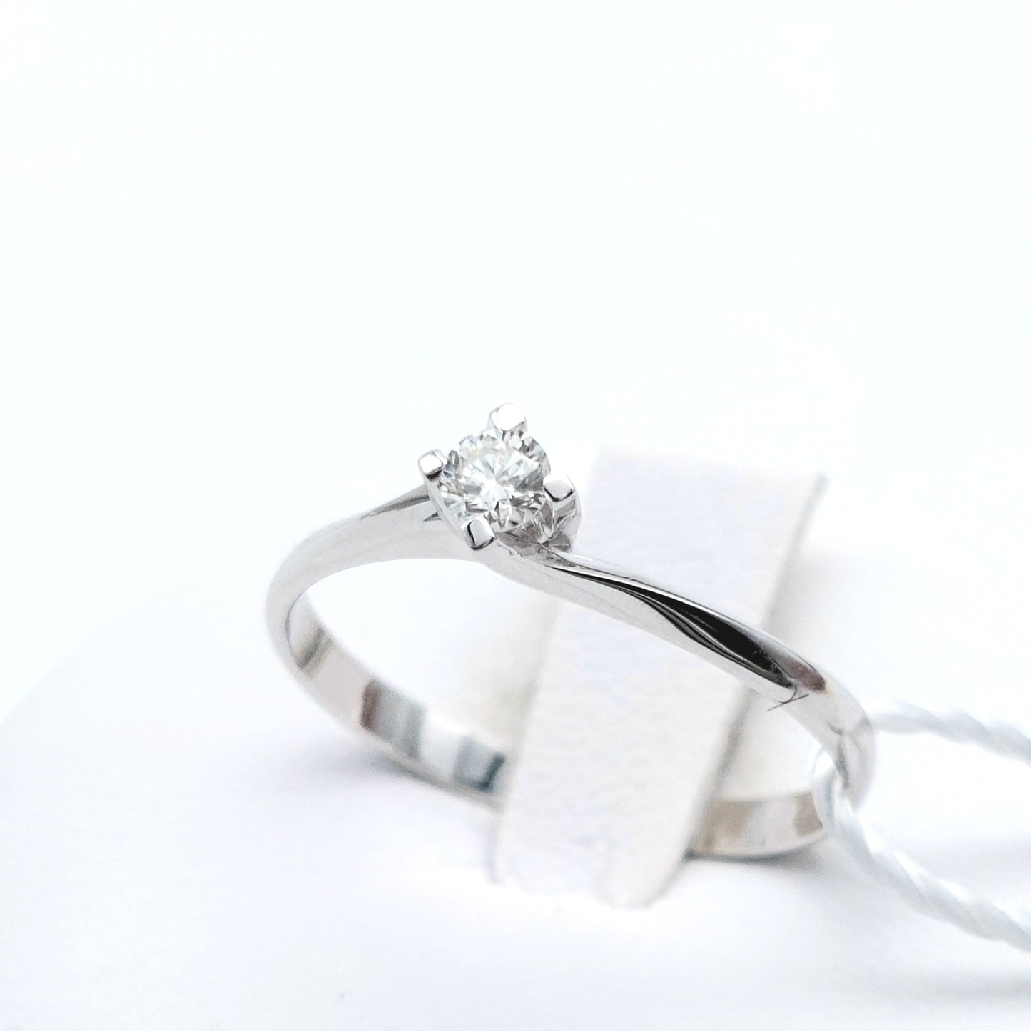 Anello solitario modello Valentino in oro bianco 18 KT con brillante naturale da carati 0,11. AN-BR-D014.