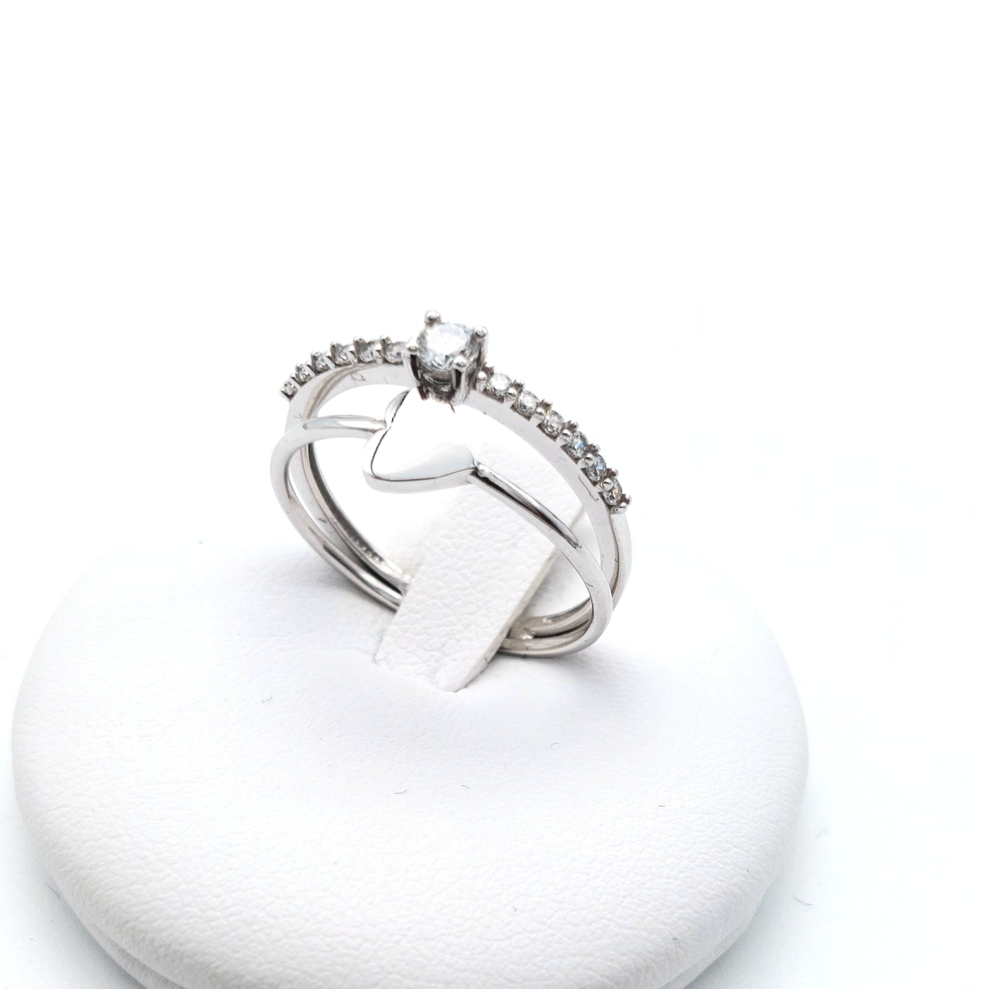 Anello fantasia con zirconi in oro bianco 18 KT. AN-ORO102.