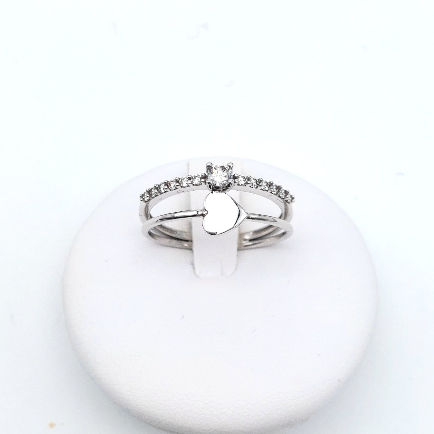 Anello fantasia con zirconi in oro bianco 18 KT. AN-ORO102.