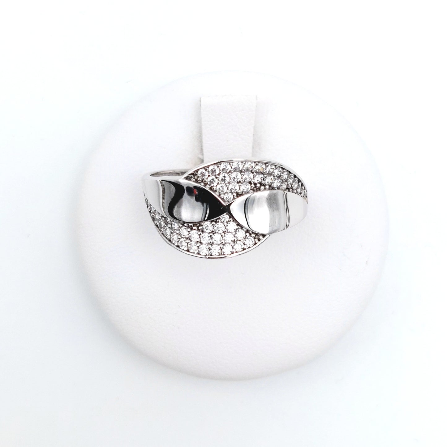 Anello a fantasia con zirconi in oro bianco 18 KT. AN-ORO098.