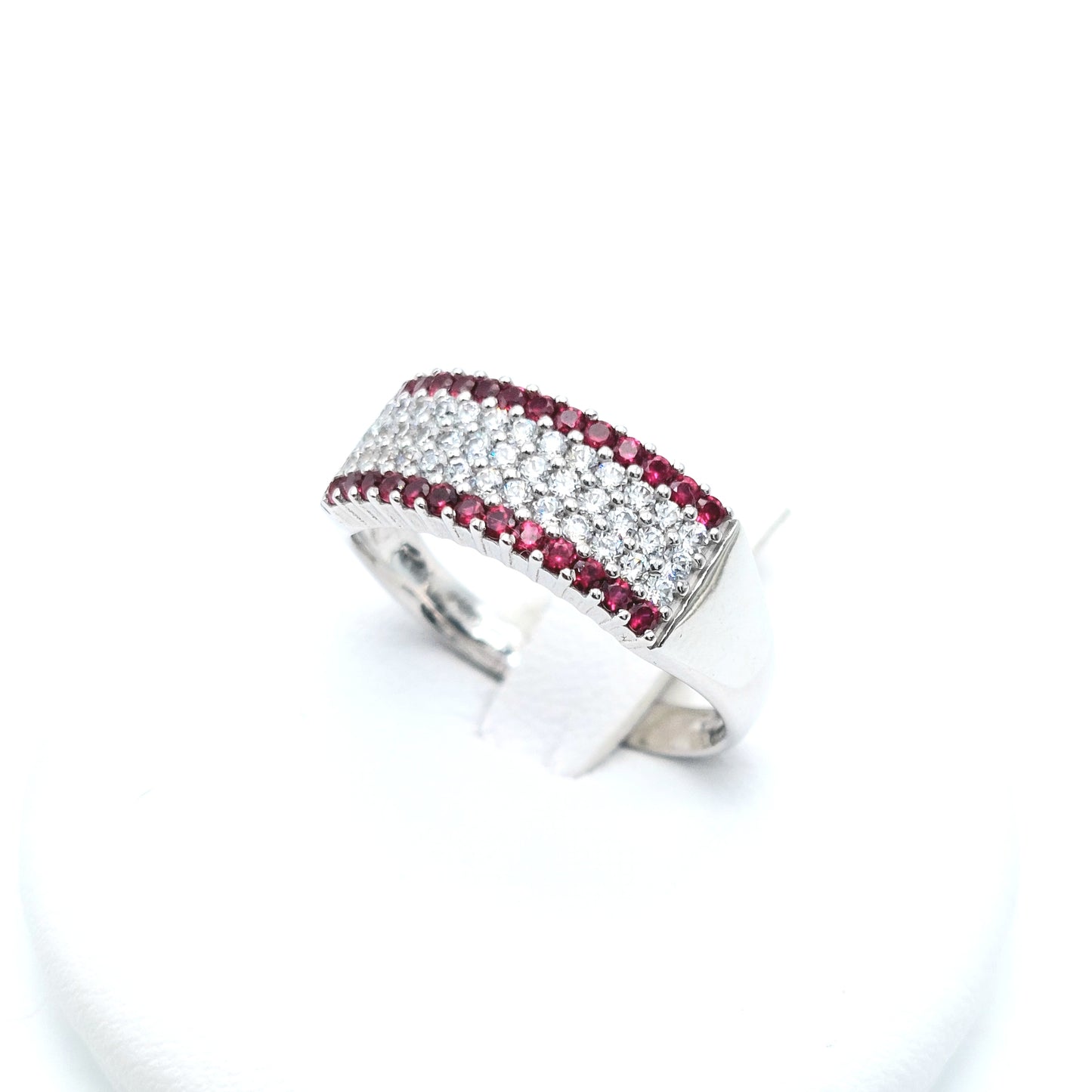 Anello mezza veretta da donna con cinque file di zirconi in Oro Bianco 18 KT. AN-ORO093.