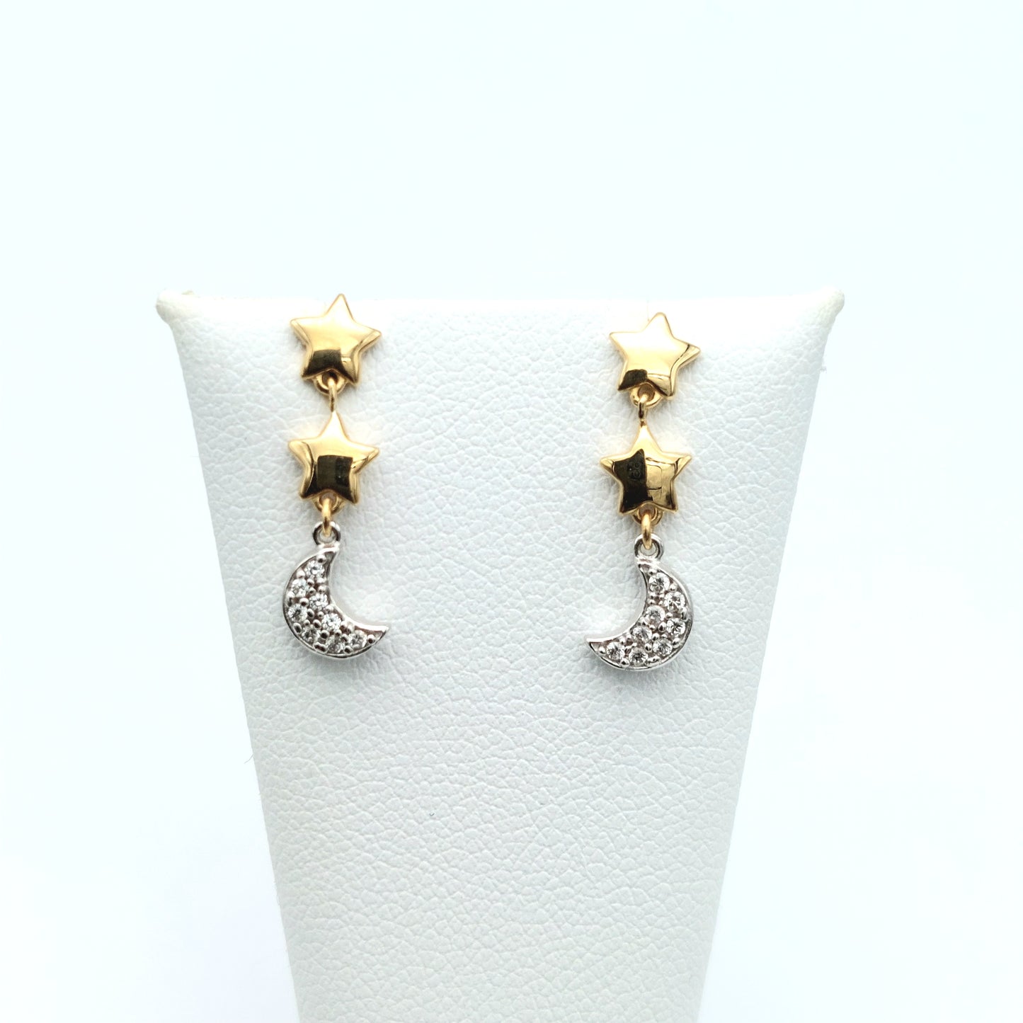 Orecchino lungo con stelle scatolate gialle e mezza luna microfusa zirconata  bianca in oro  18 KT. OR-ORO026.