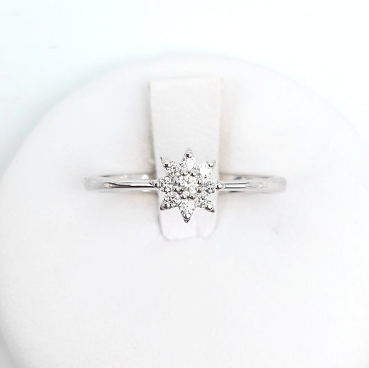 Anello a stella in oro bianco 18 carati con brillanti. AN-BR-D022.