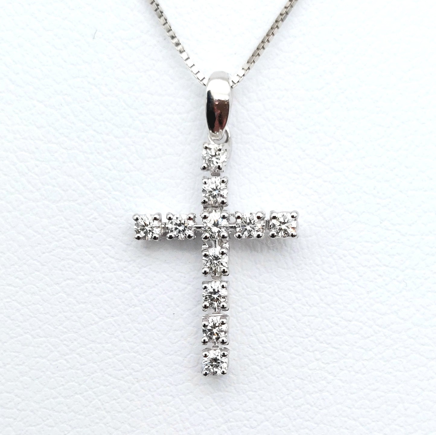 Collana con croce in oro bianco con brillanti naturali. COLBR024.