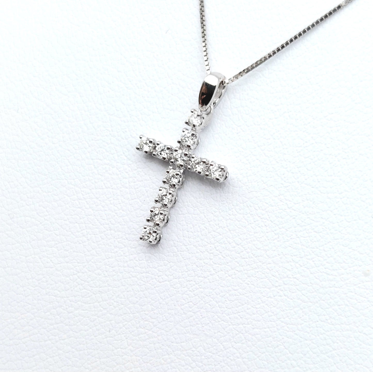 Collana con croce in oro bianco con brillanti naturali. COLBR024.