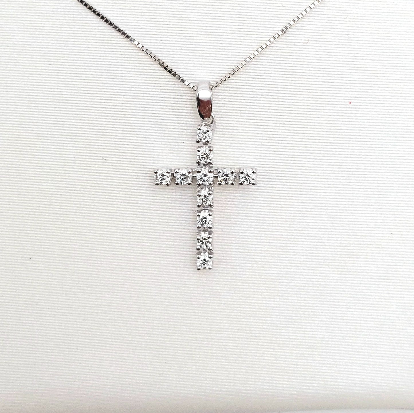 Collana con croce in oro bianco con brillanti naturali. COLBR024.