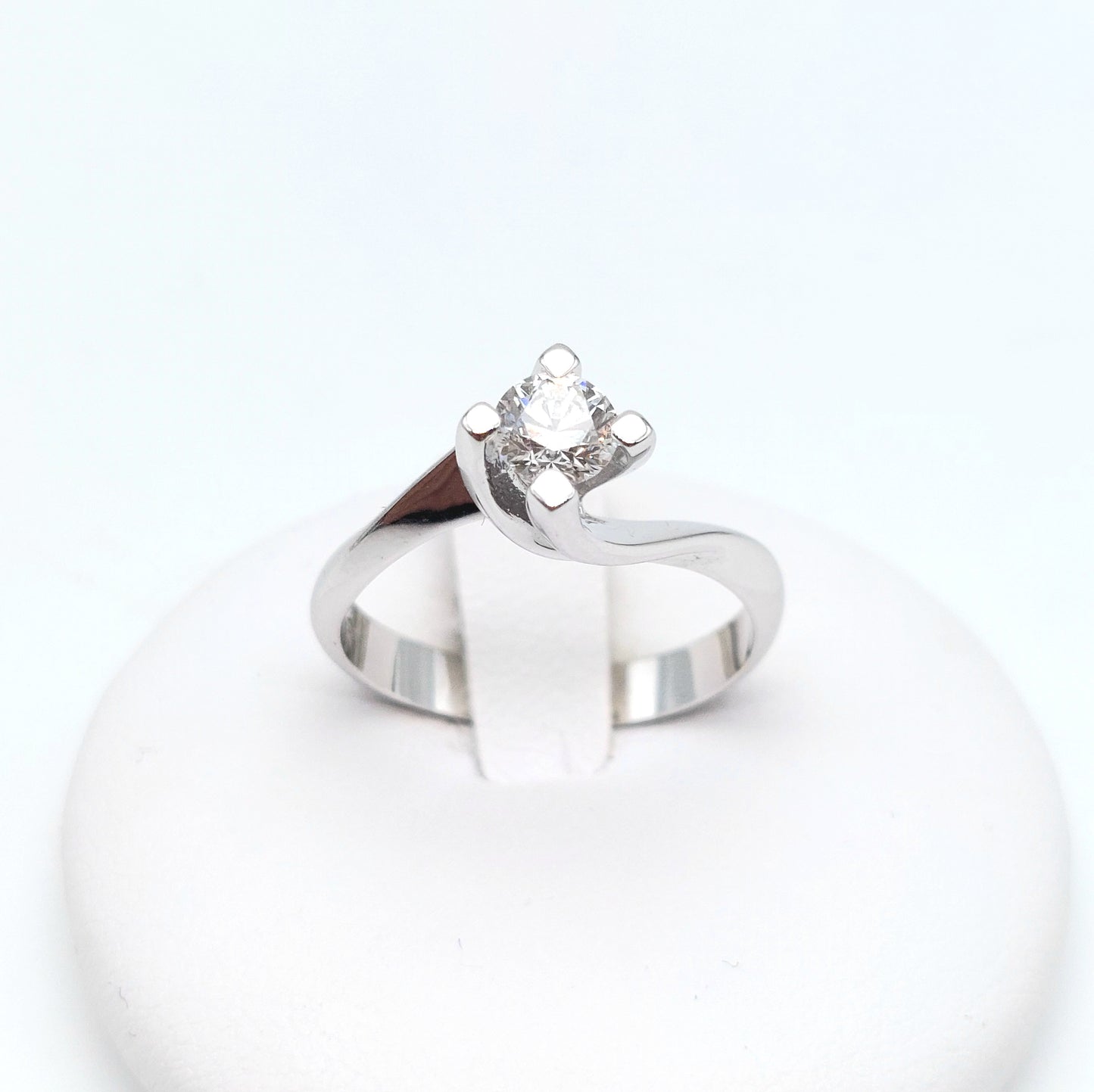 Anello solitario in oro bianco 18 carati con brillante. AN-BR-D023