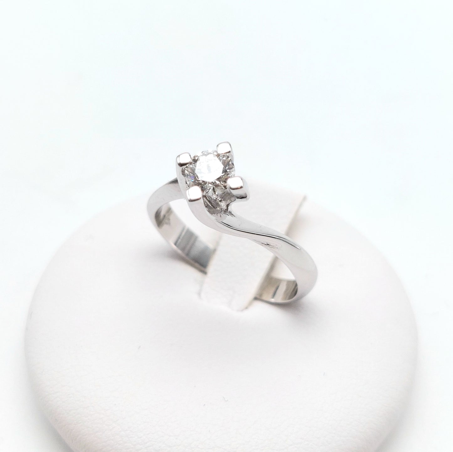 Anello solitario in oro bianco 18 carati con brillante. AN-BR-D023
