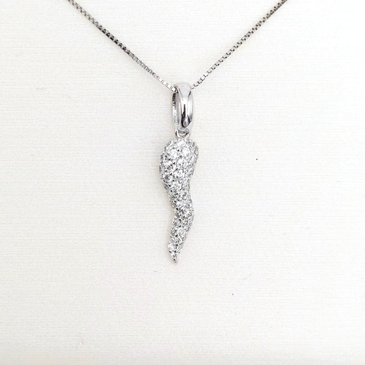 Collana con pendente cornetto portafortuna in oro bianco 18 carati con brillanti naturali. COLBR028.