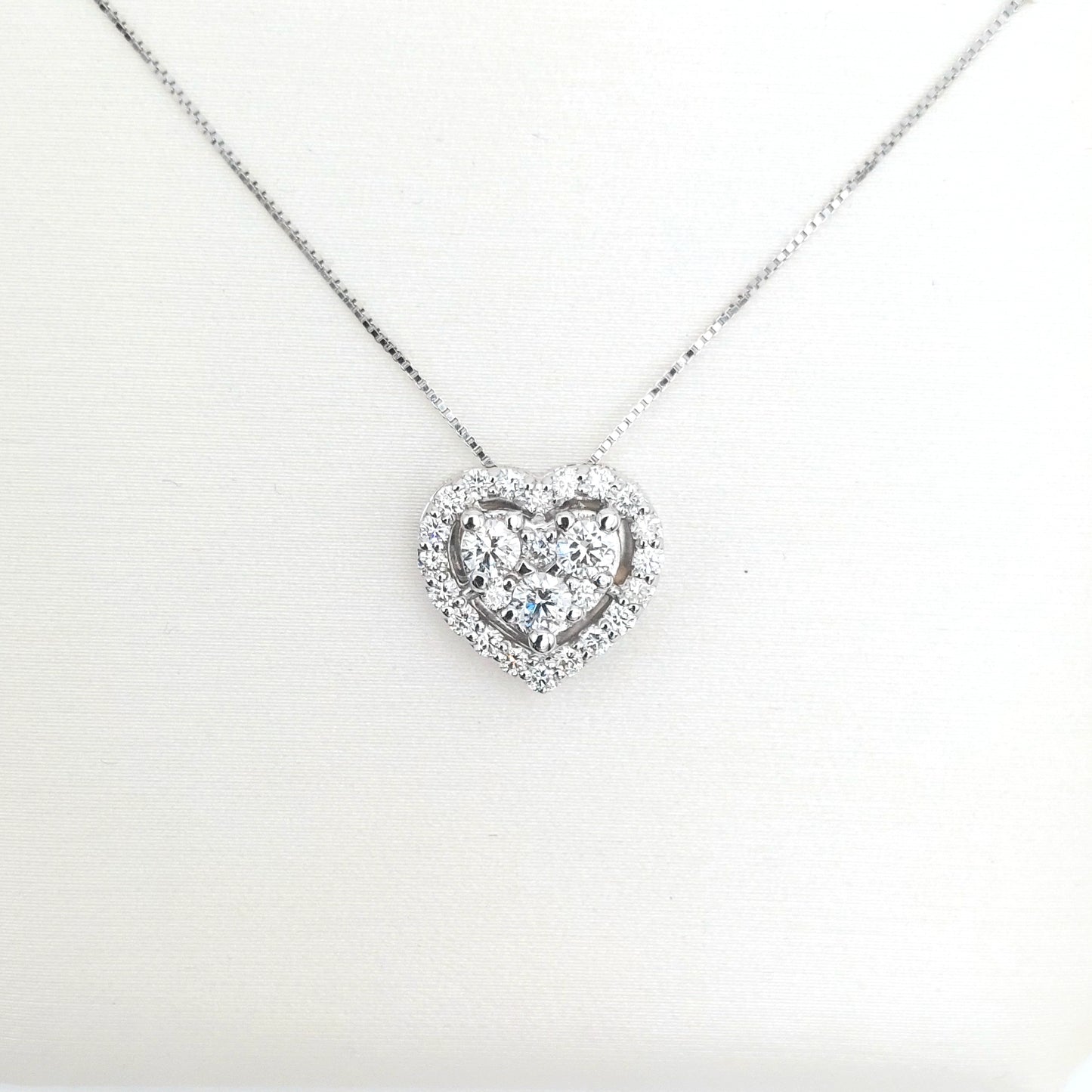 Collana con pendente a cuore in oro bianco 18 carati con brillanti naturali. COLBR029.