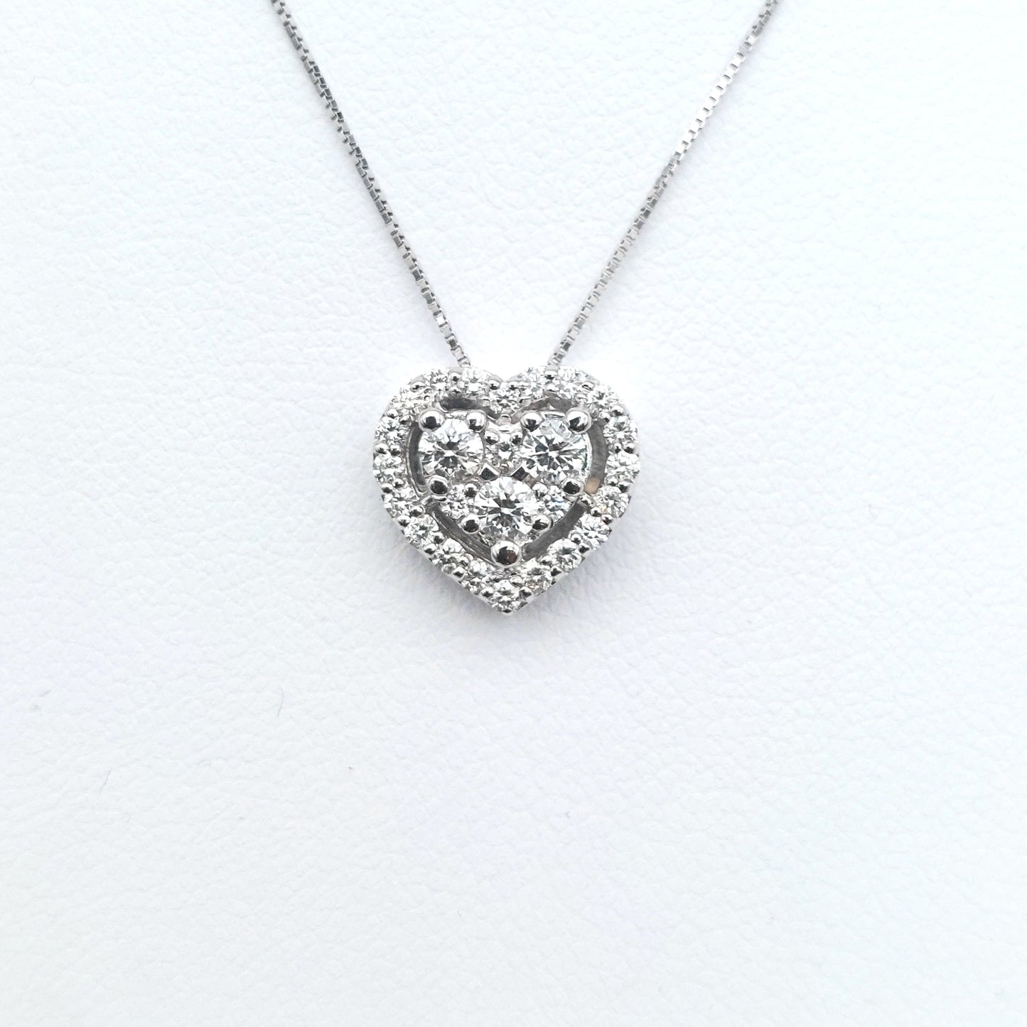 Collana con pendente a cuore in oro bianco 18 carati con brillanti naturali. COLBR029.